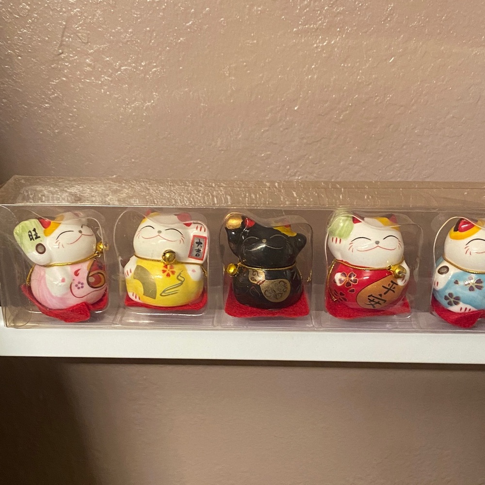 Vintage Beckoning Set of 5 miniature ceramic Lucky Cat Figurines Japan